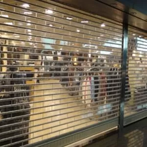 Rideau métallique à lames transparentes