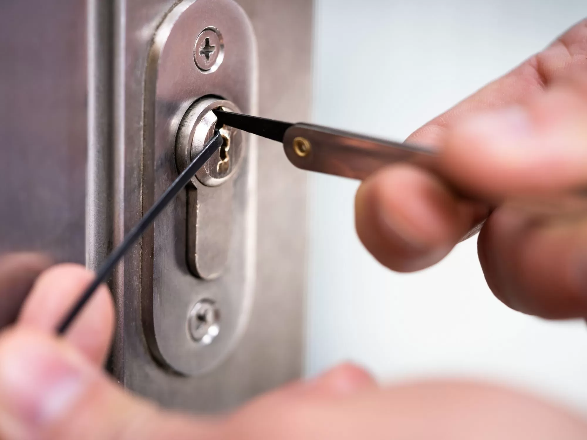 Serrurier pour ouverture de porte