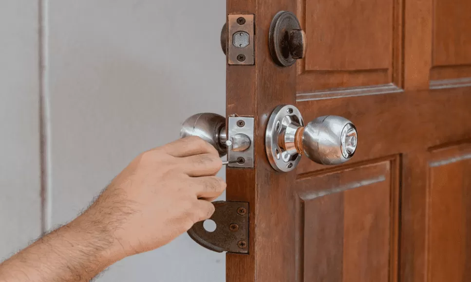 ouverture de porte claquée