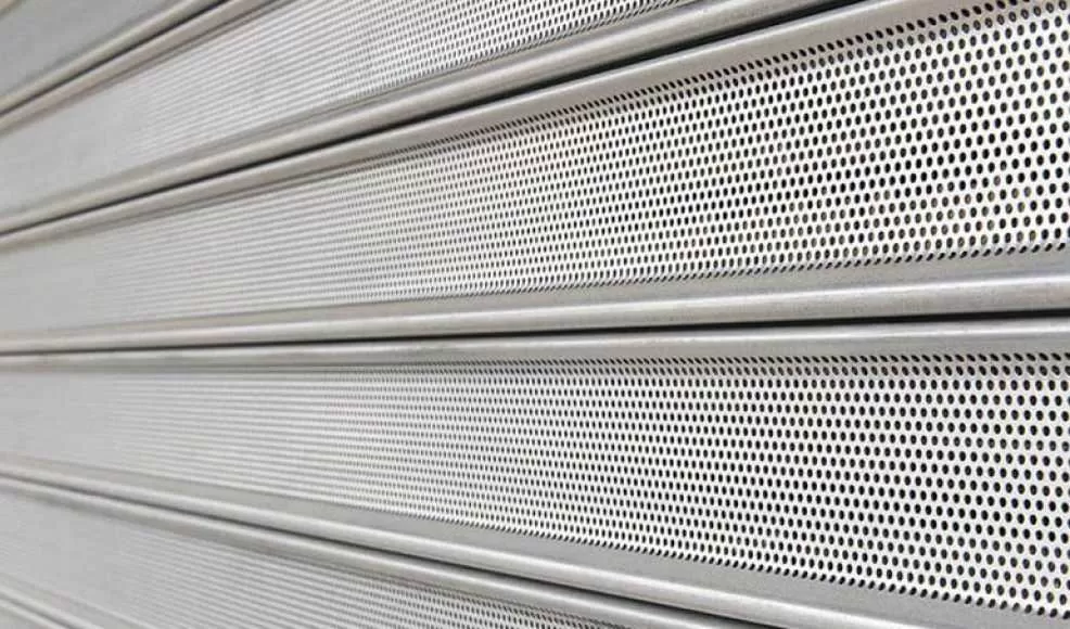 Rideau métallique à lames Micro-perfo-perforées