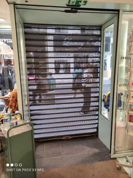 installation rideau metallique transparent