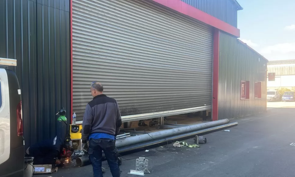 Changement axe motorisé rideau métallique paris
