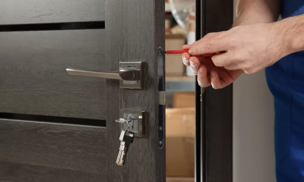 serrurier change une serrure de porte d'entrée