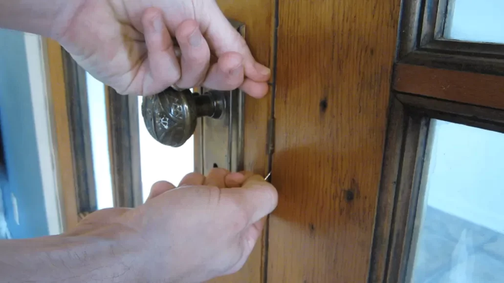 Porte claquée : quelle méthode pour l’ouvrir sans l’abîmer ?