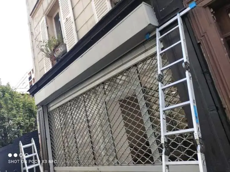 Installation rideau métallique