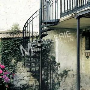 Escalier extérieur métallique hélicoïdal avec rampe