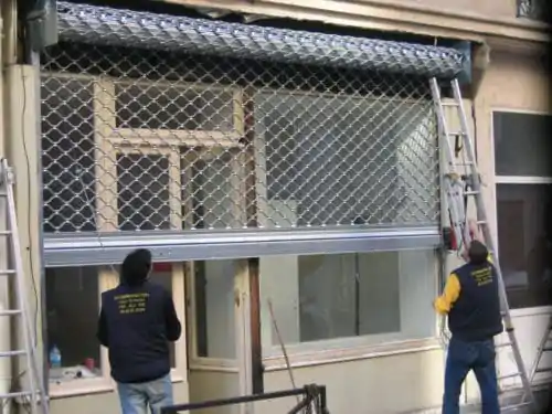 entretien et maintenance de rideaux métalliques Paris