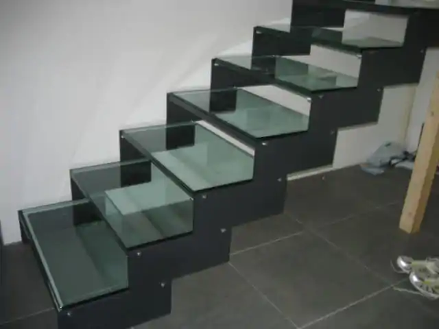 escalier métallique et verre