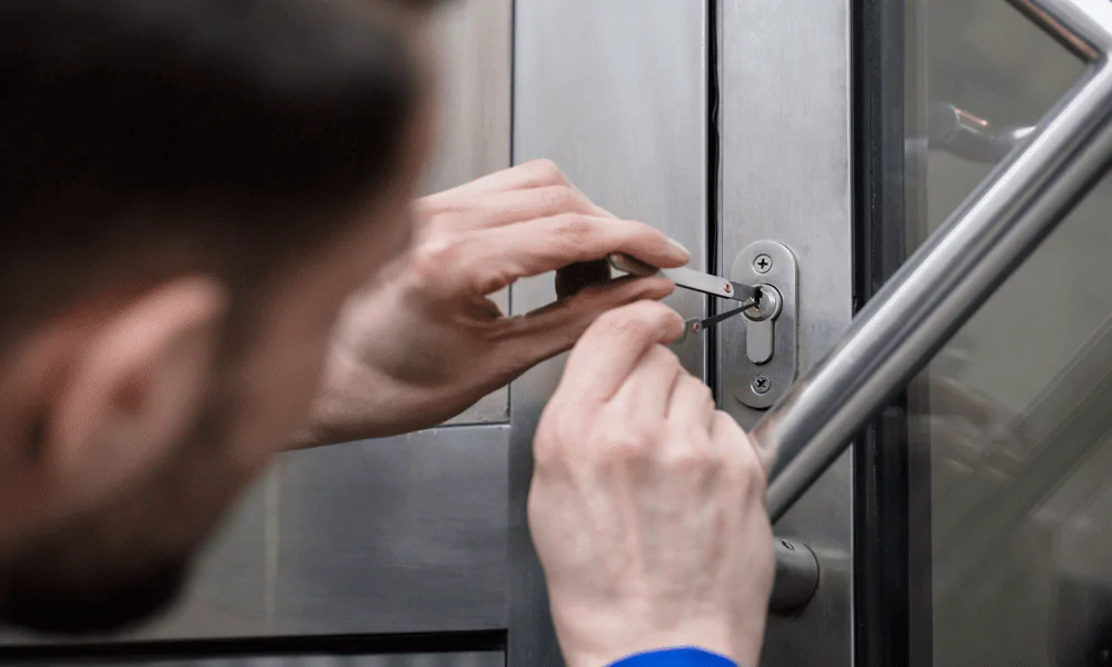 Ouverture de porte claquée