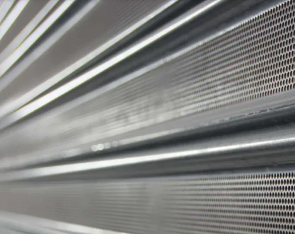 Rideau métallique à lames micro perforées
