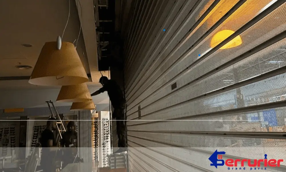 Rideau metallique a lames microperforees