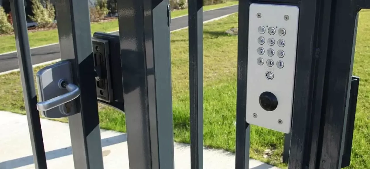Portail gâche électrique