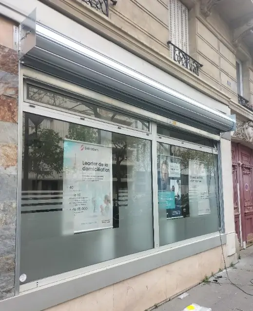Intervention entretien rideau de magasin 