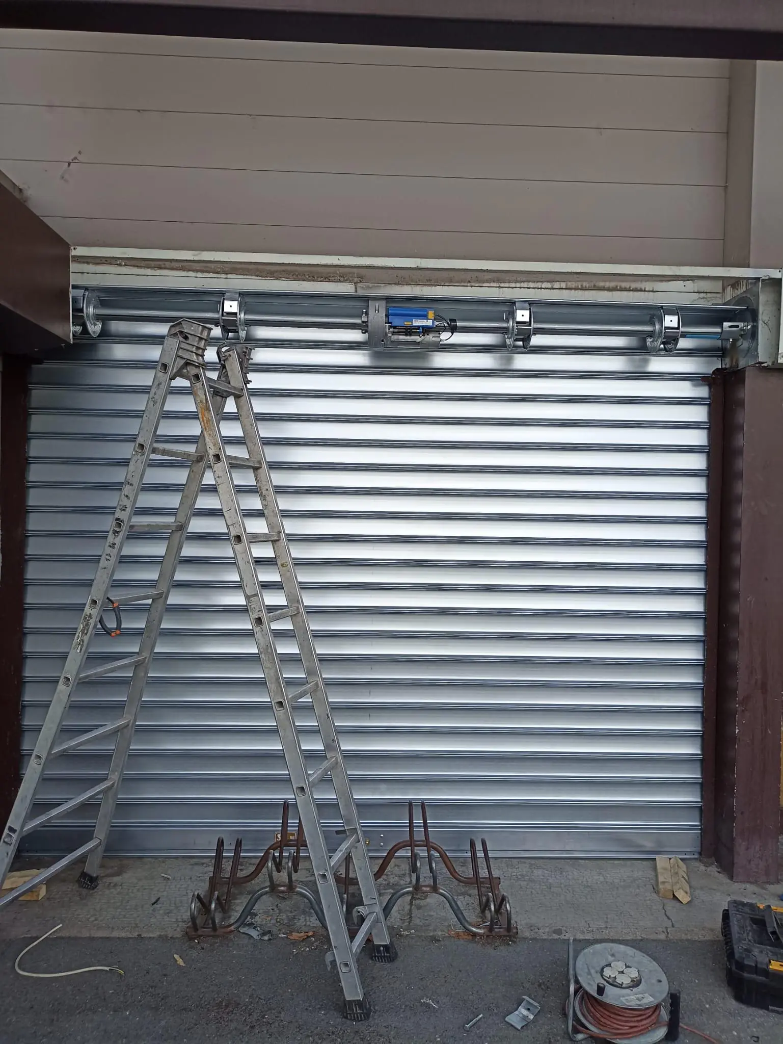 Comment se passe un dépannage de rideau métallique