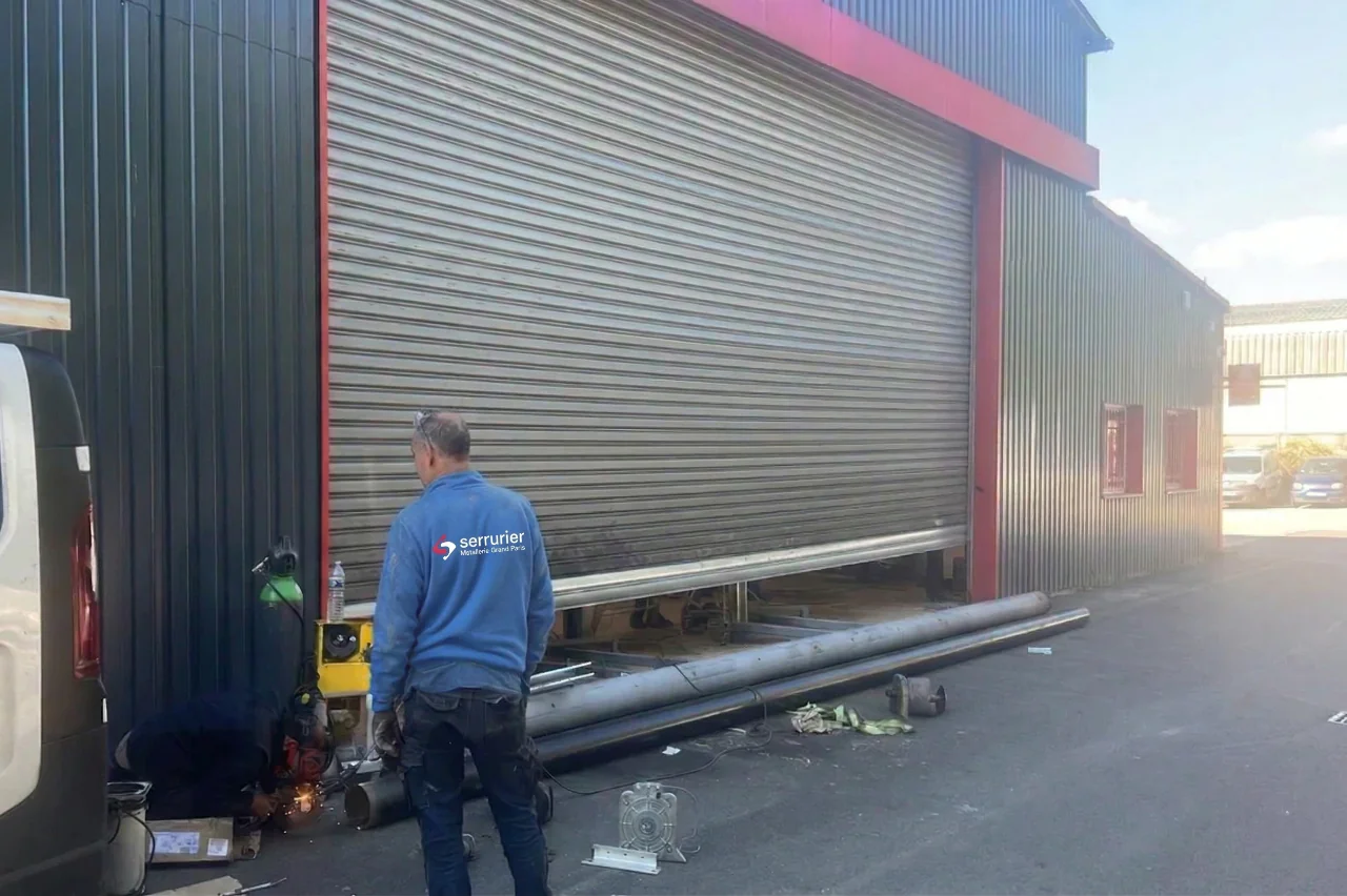 Remplacement axe motorisé rideau métallique  – technicien Métallerie Grand Paris en intervention