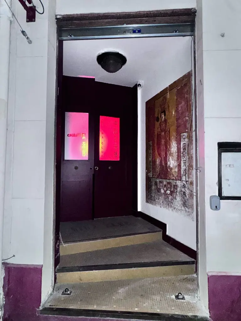 Avant changement axe + tablier rideau métallique bloqué 50 Rue de Charenton, 75012 Paris
