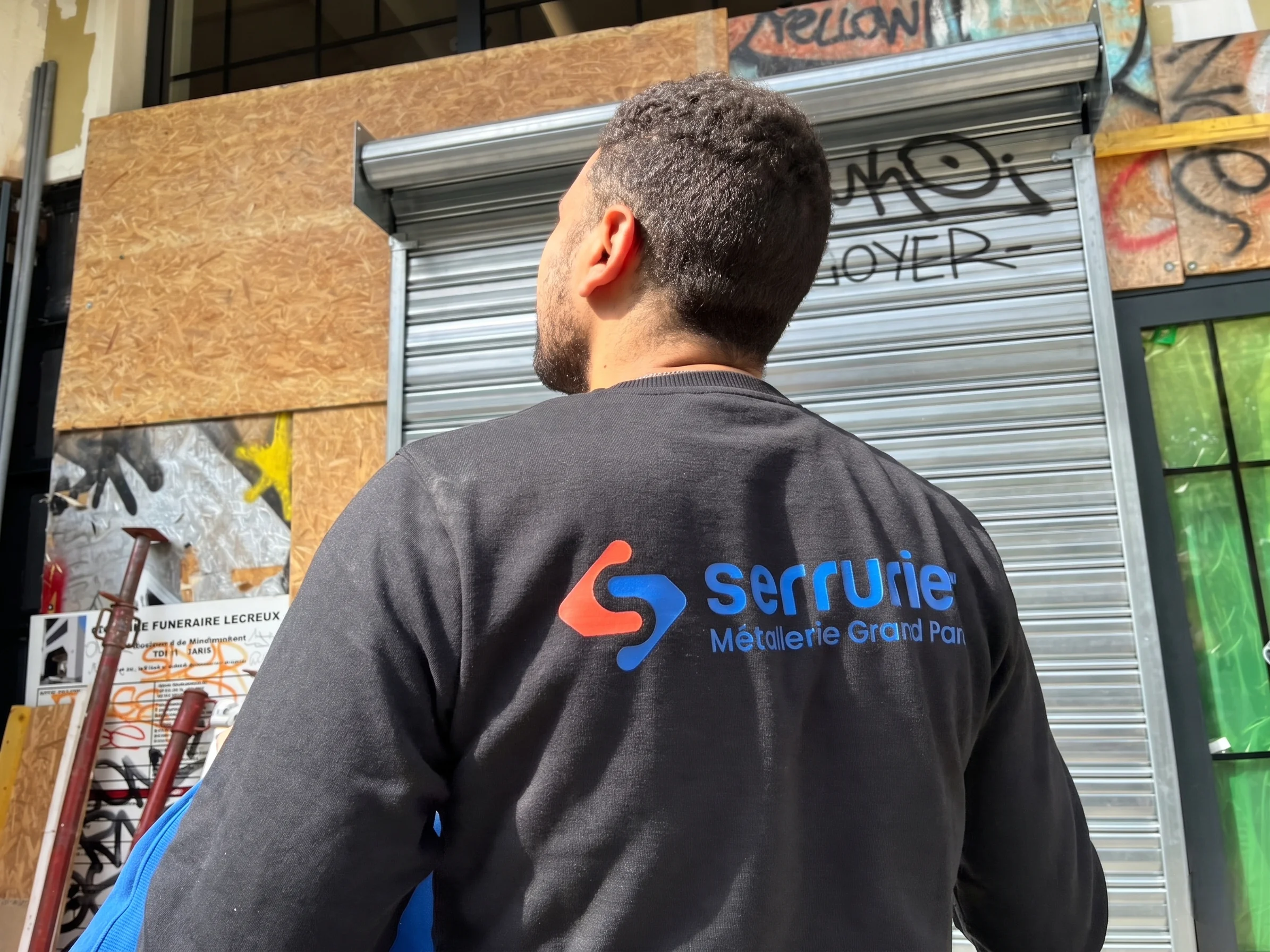 Technicien MGParis lors d'un depannage rideau metallique à La Garenne-Colombes