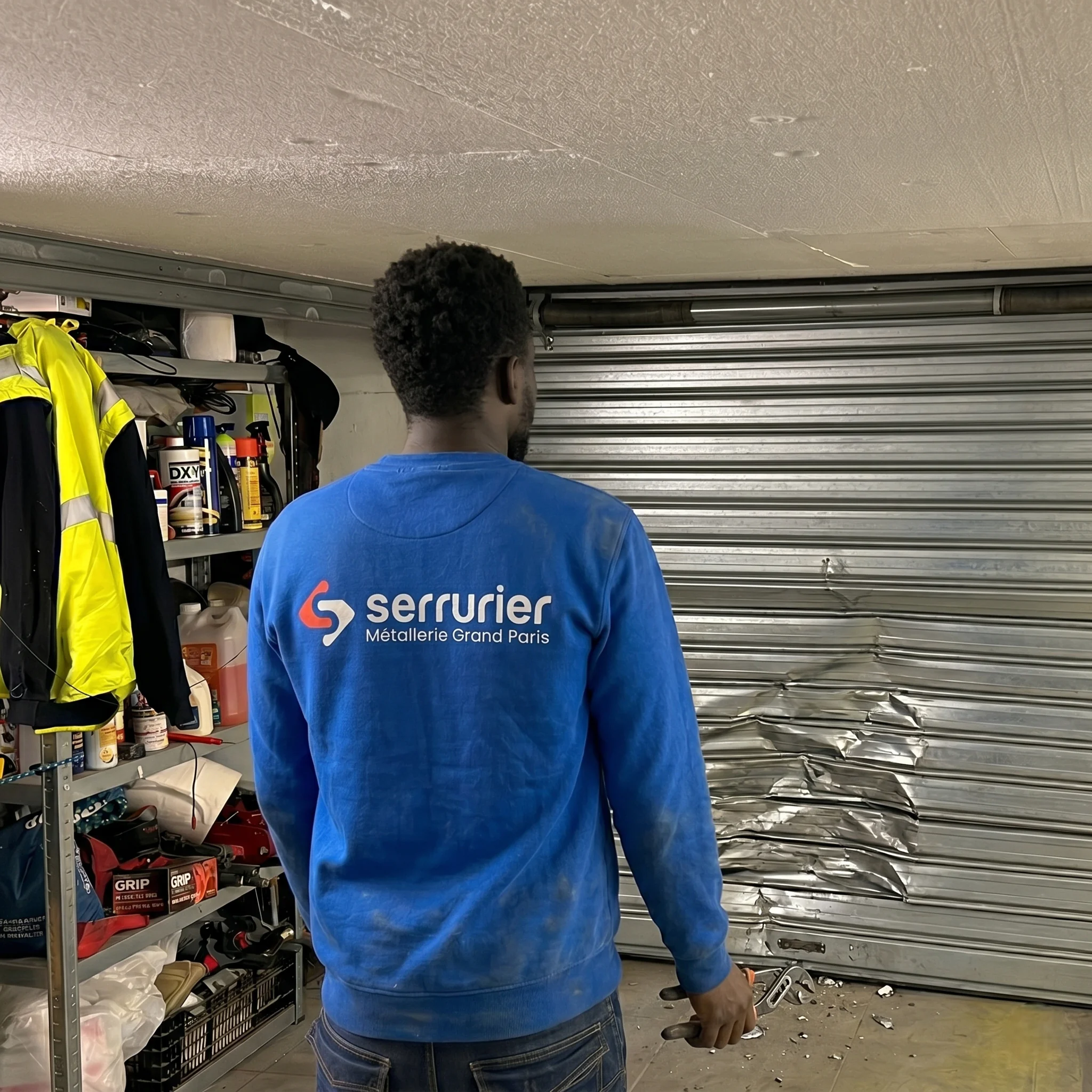 Dépannage rideau métallique percuté à Gagny par technicien MGParis.