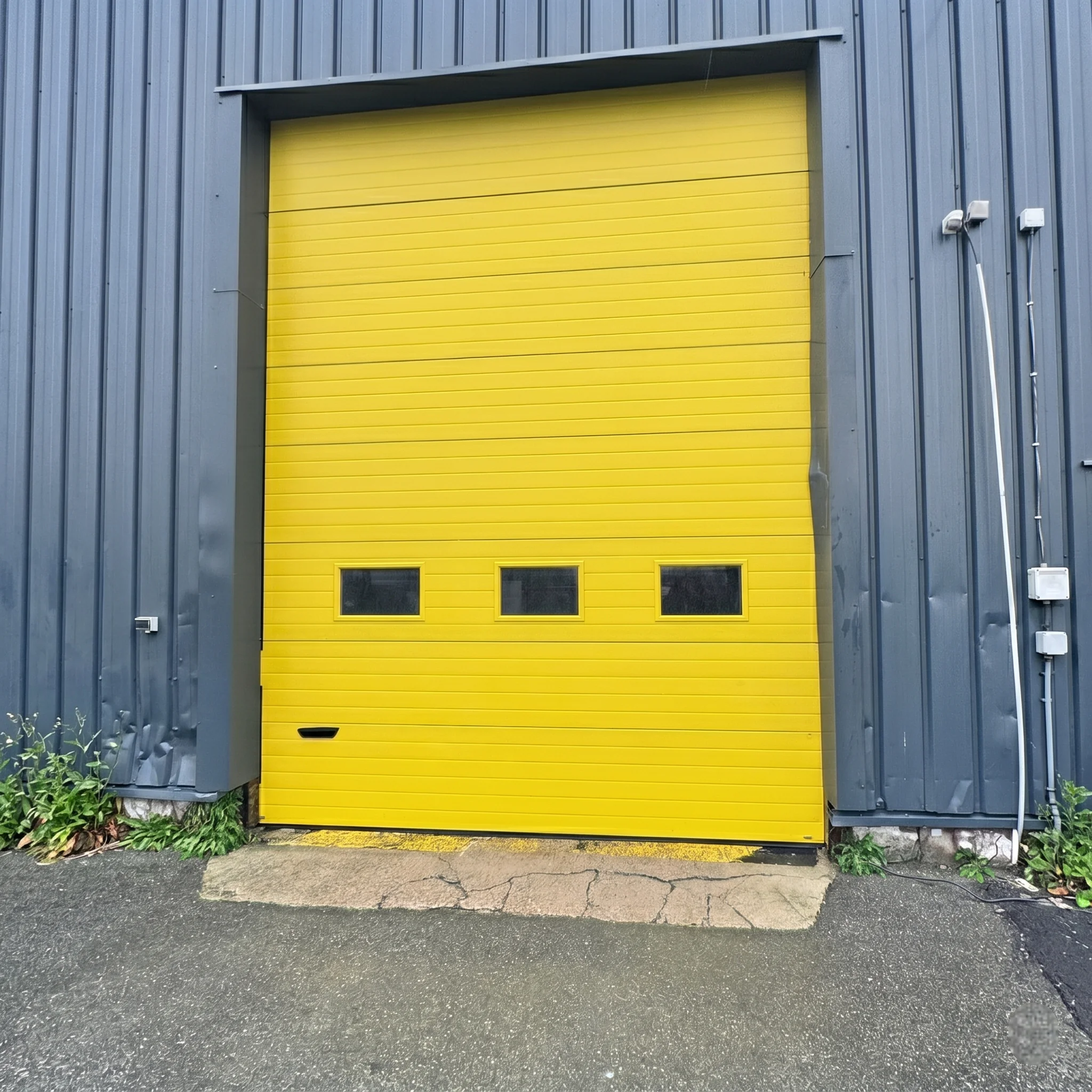 Porte sectionnelle industrielle avec hublots sur mesure