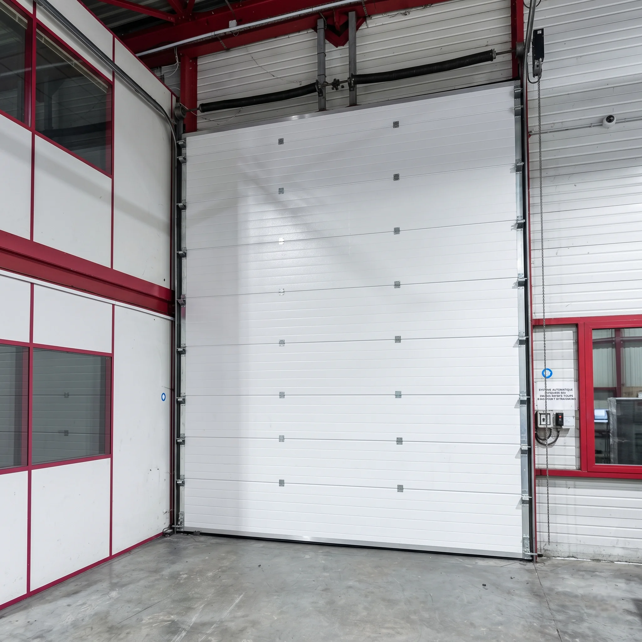 Porte sectionnelle industrielle motorisée sur mesure
