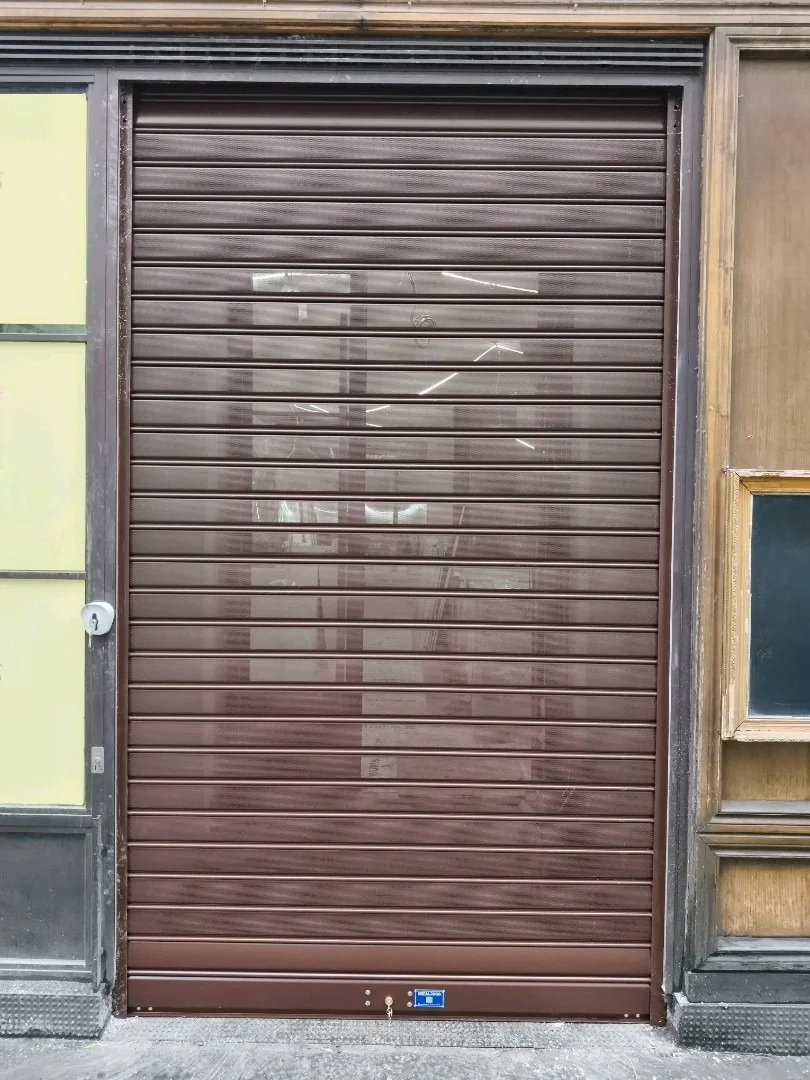 
Rideau métallique microperforé thermolaqué motorisé installé par MGParis à Paris 9 (75009) — résultat après pose