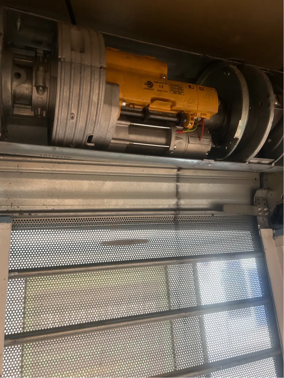Rideau métallique fonctionnel après installation d’un nouveau moteur ACM 60 à Champs-sur-Marne