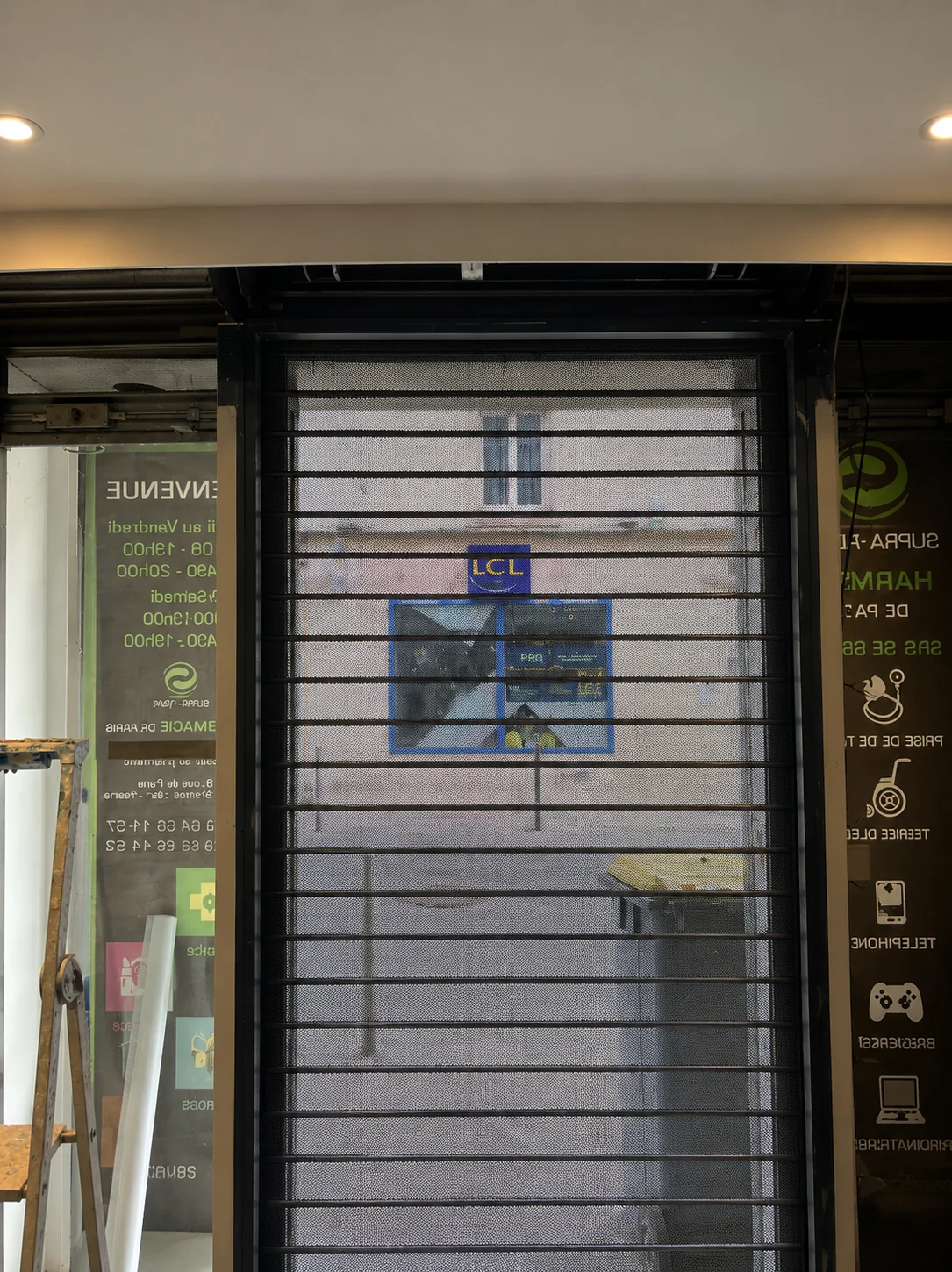 Rideau métallique avant remplacement du moteur central ACM 60 à la Pharmacie de Paris à Champs-sur-Marne