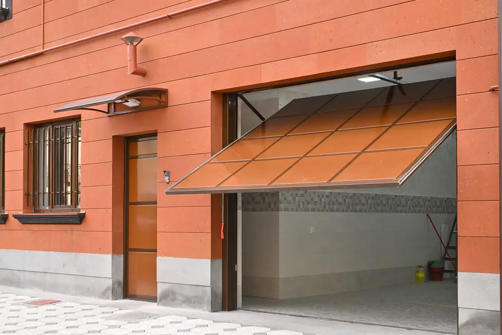 Porte de garage basculante marron