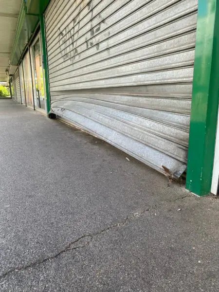 Rideau métallique en panne