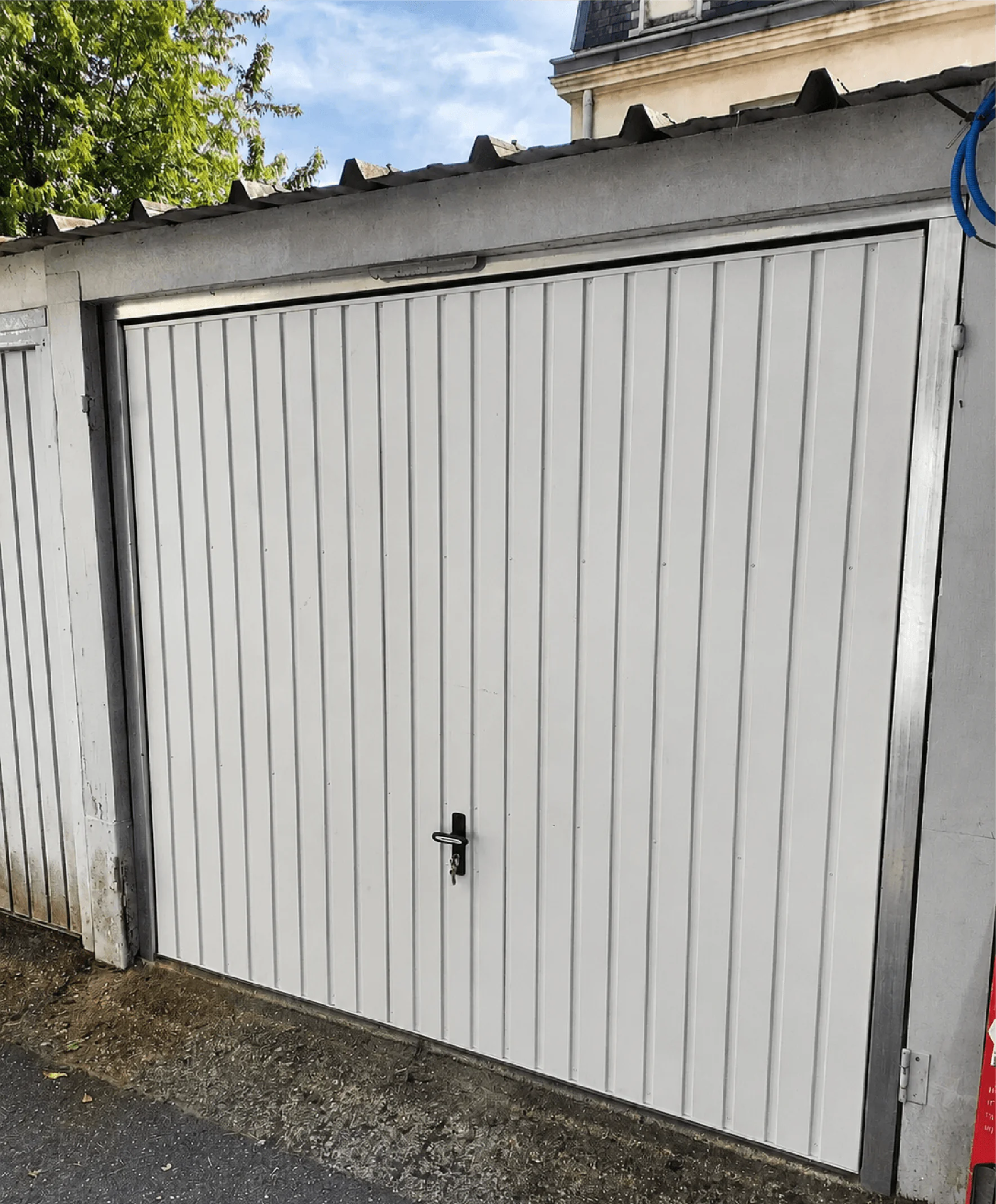 Porte de garage basculante manuelle installée par le technicien Ahmed MGParis à Versailles 78000 le 15 mai 2026, système neuf, stable et fonctionnement fluide.