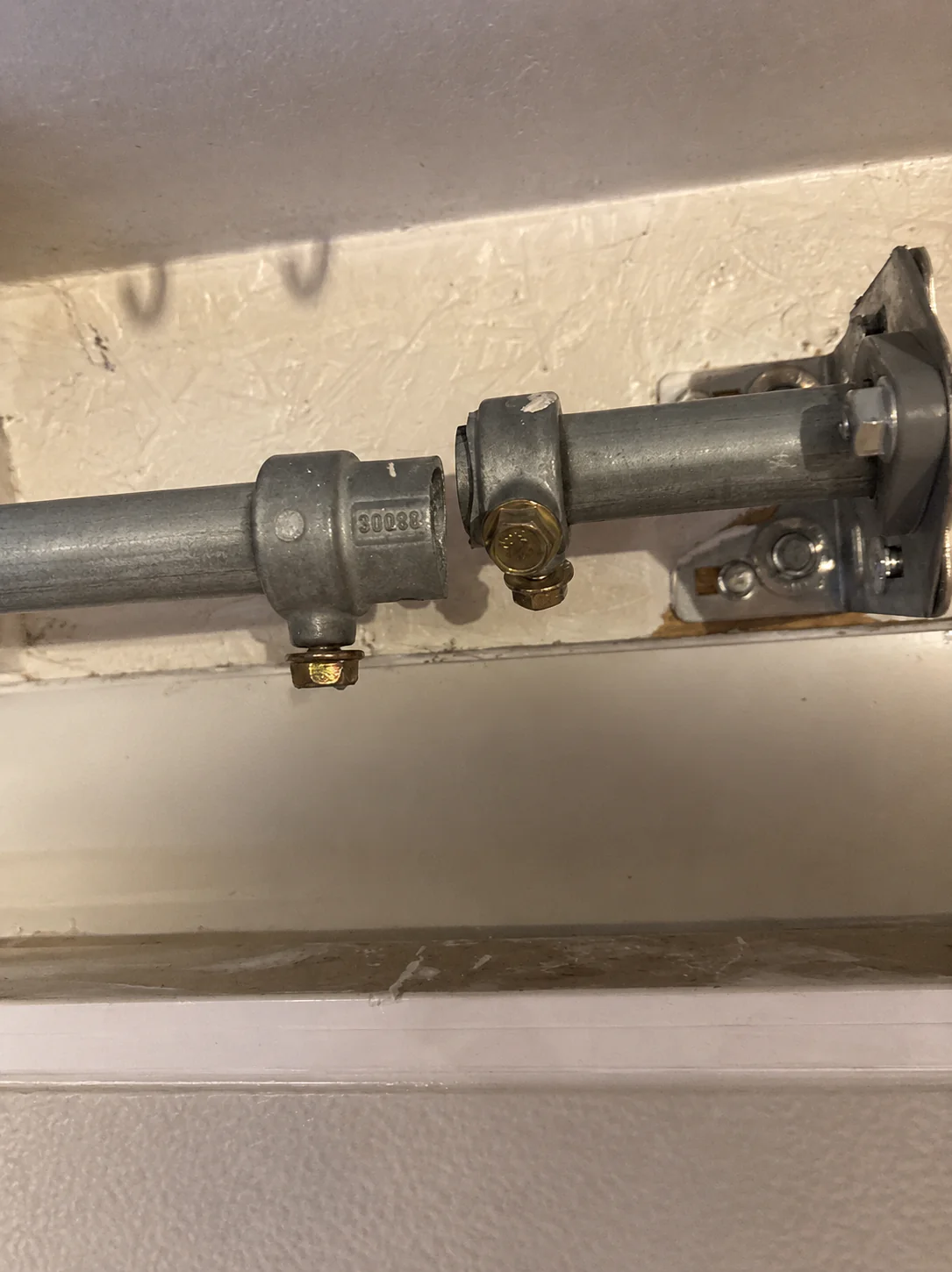 État de la pièce d’accouplement cassée sur porte de garage sectionnelle avant intervention à Villejuif 94800 16 mai 2026