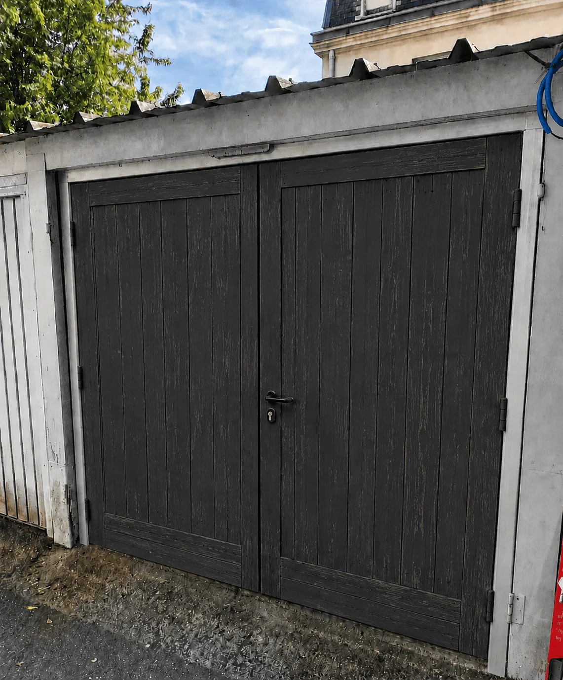 État de l’ancienne porte de garage avant intervention à Versailles 78000 le 15 mai 2026, installation vétuste présentant des signes d’usure et une utilisation difficile.