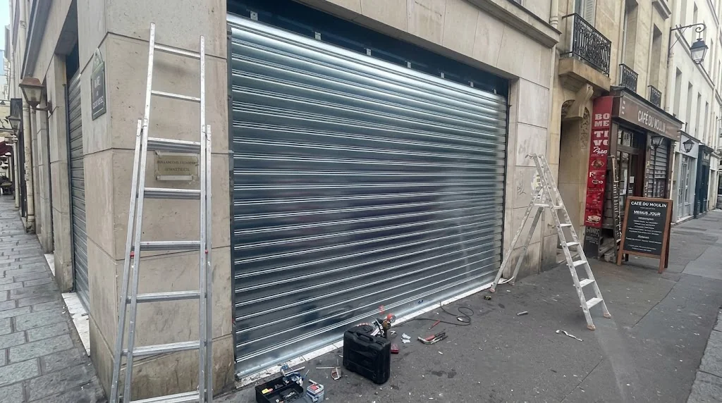 changement attaches cassés de rideau metallique à Issou