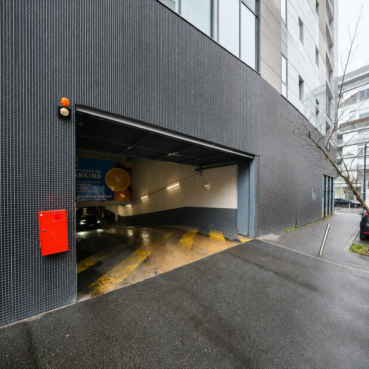 Porte basculante débordante bloquée en position ouverte — magasin ALDI Sevran 93270