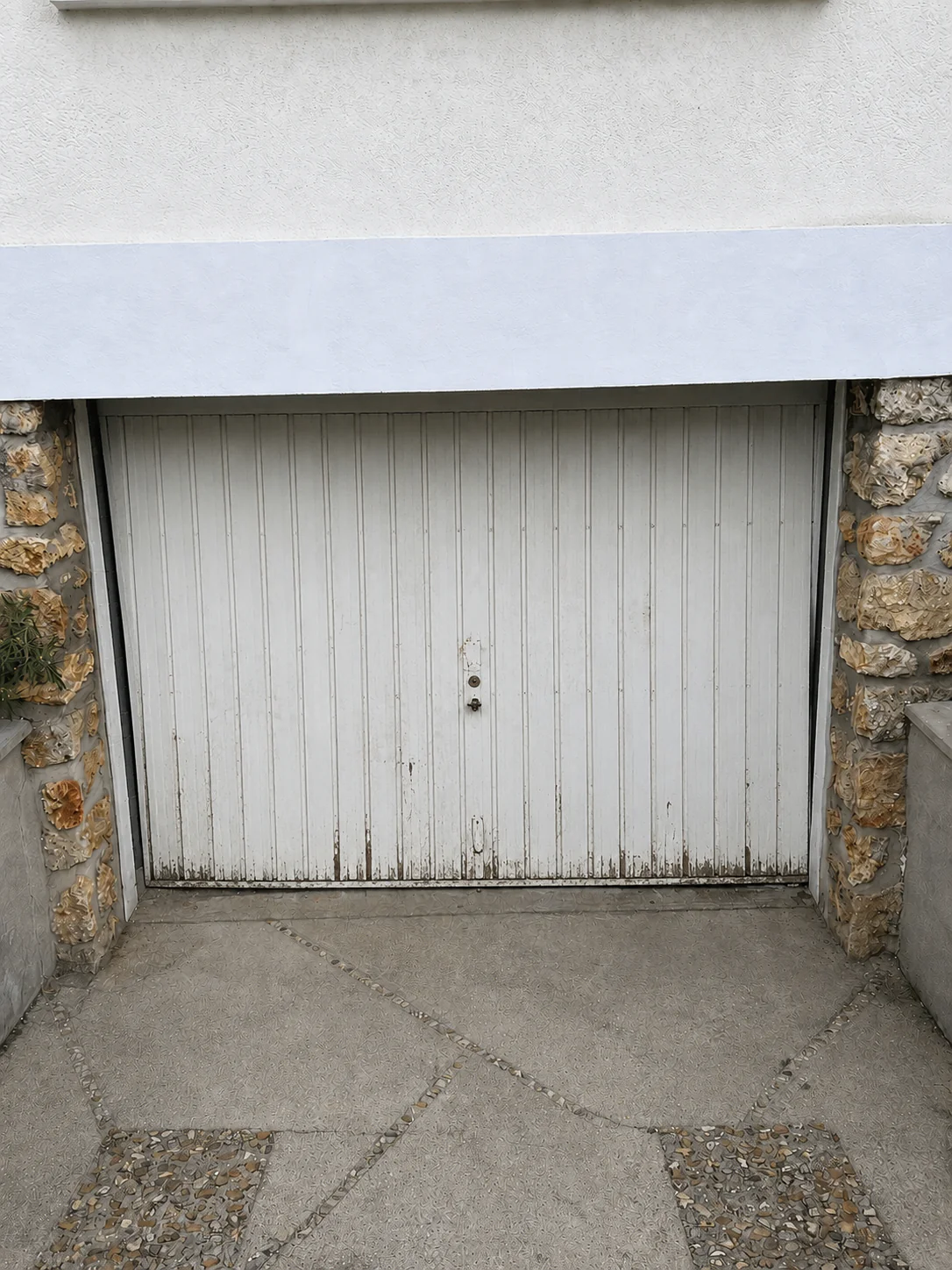 Ancienne porte de garage basculante usée avant remplacement par une porte sectionnelle à Massy 91300.