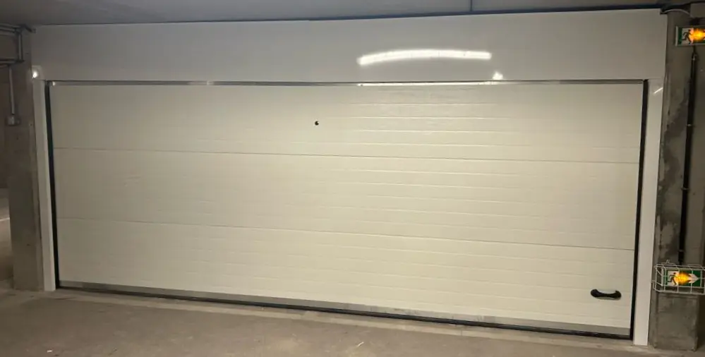 Nouveau panneau inférieur installé sur une porte de garage sectionnelle à Chaville (92370) après réparation et remise en état complète par le technicien MGParis.