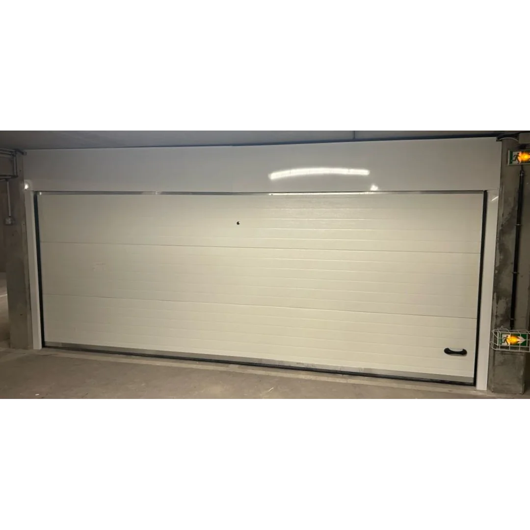 Nouveau panneau inférieur installé sur une porte de garage sectionnelle à Chaville (92370) après réparation et remise en état complète par le technicien MGParis.