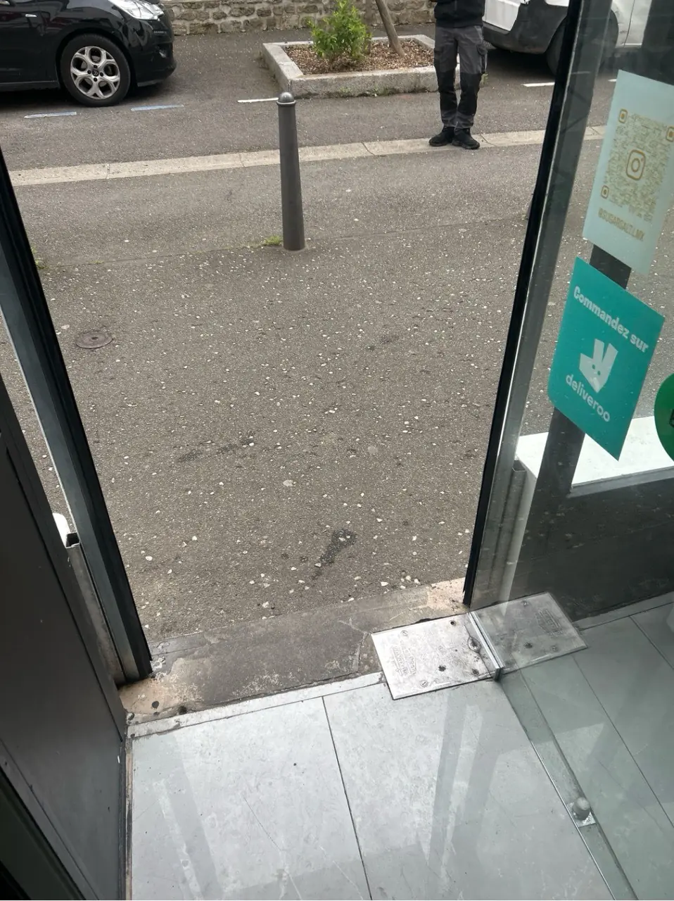 Joint de coulisse usé sur rideau métallique à lames pleines aux Mureaux
