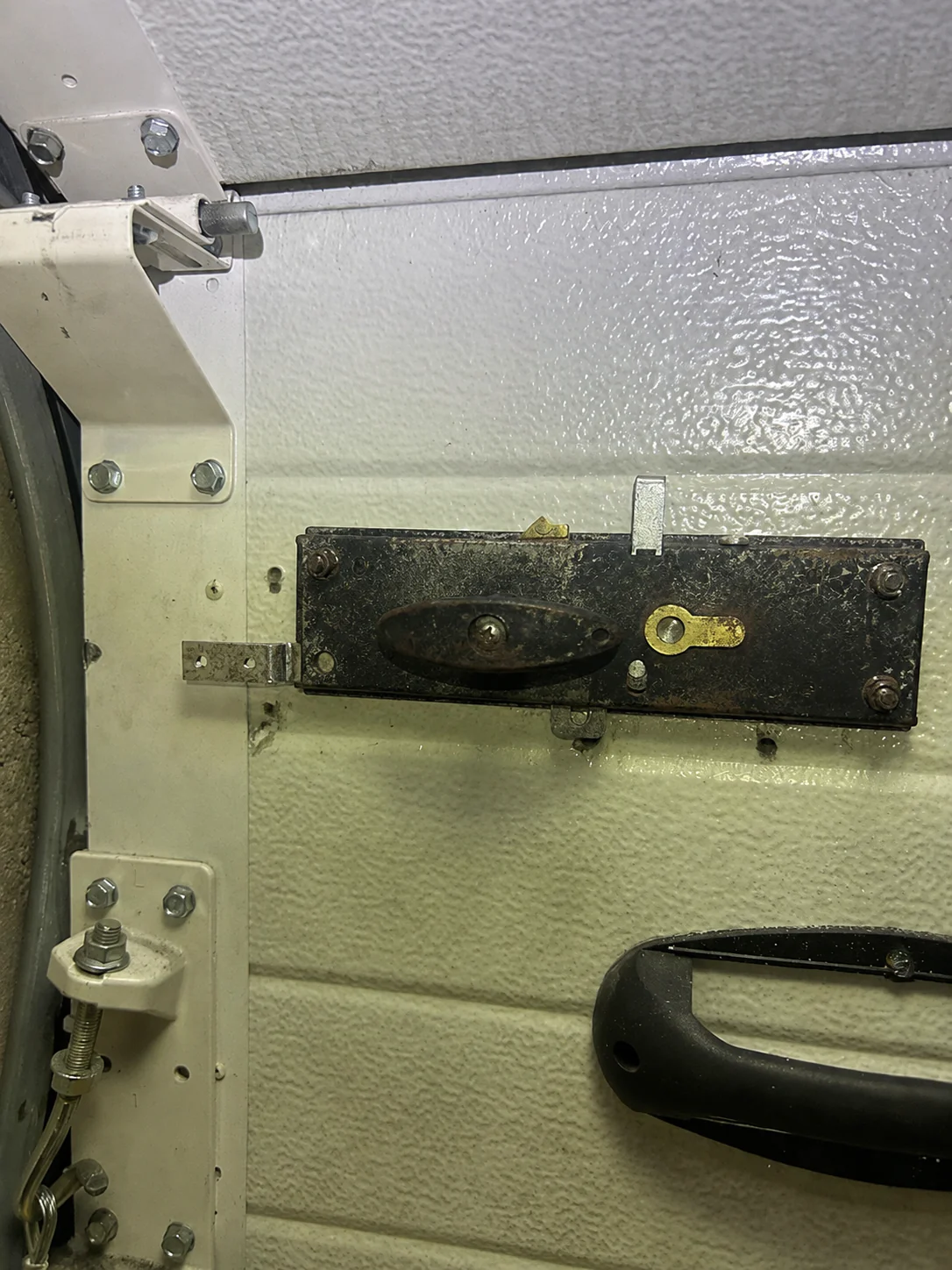 État de la serrure de porte d’entrée avant intervention à Vitry-sur-Seine 94400 le 10 mai 2026, mécanisme vétuste présentant des difficultés de verrouillage et une usure avancée.