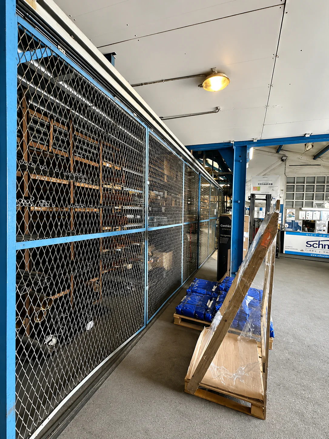 Grillage métallique installé dans l’usine Schneider à Viry-Châtillon (91170) pour séparer les espaces industriels.