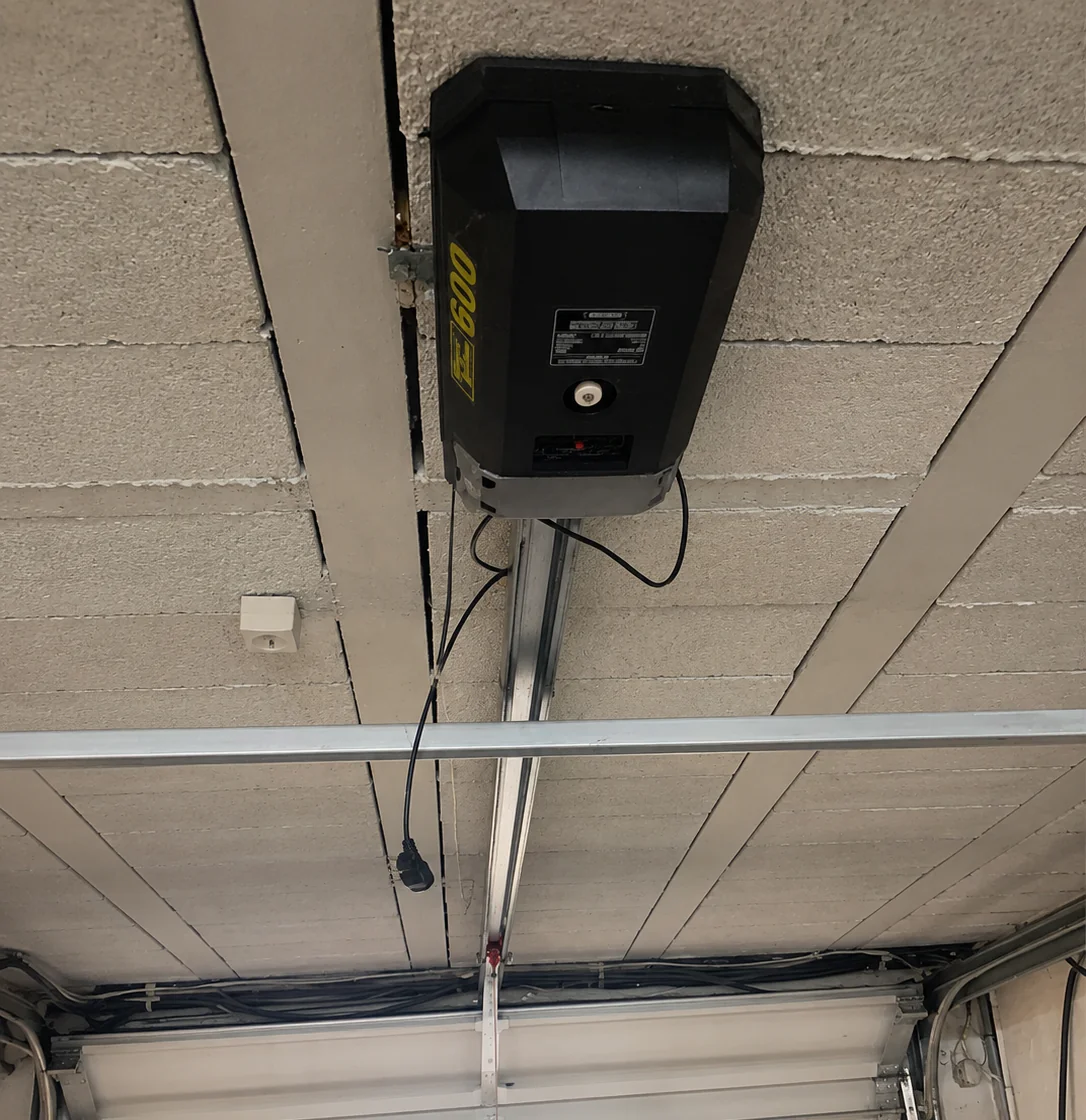 Nouveau moteur plafond fonctionnel installé sur une porte de garage sectionnelle à Saint-Maur-des-Fossés (94210)