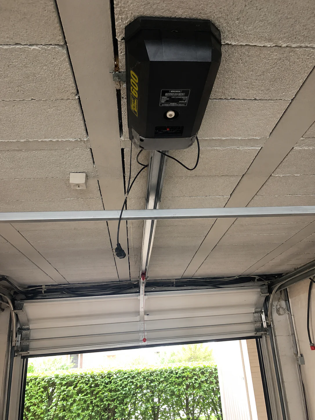 Nouveau moteur plafond fonctionnel installé sur une porte de garage sectionnelle à Saint-Maur-des-Fossés (94210)