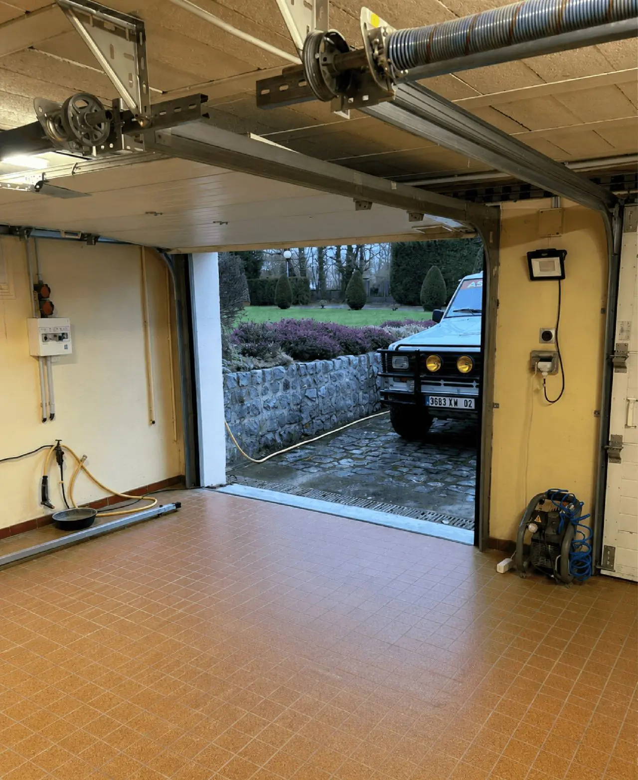 Porte de garage sectionnelle résidentielle fonctionnelle après remplacement du galet à Rueil-Malmaison (92500)