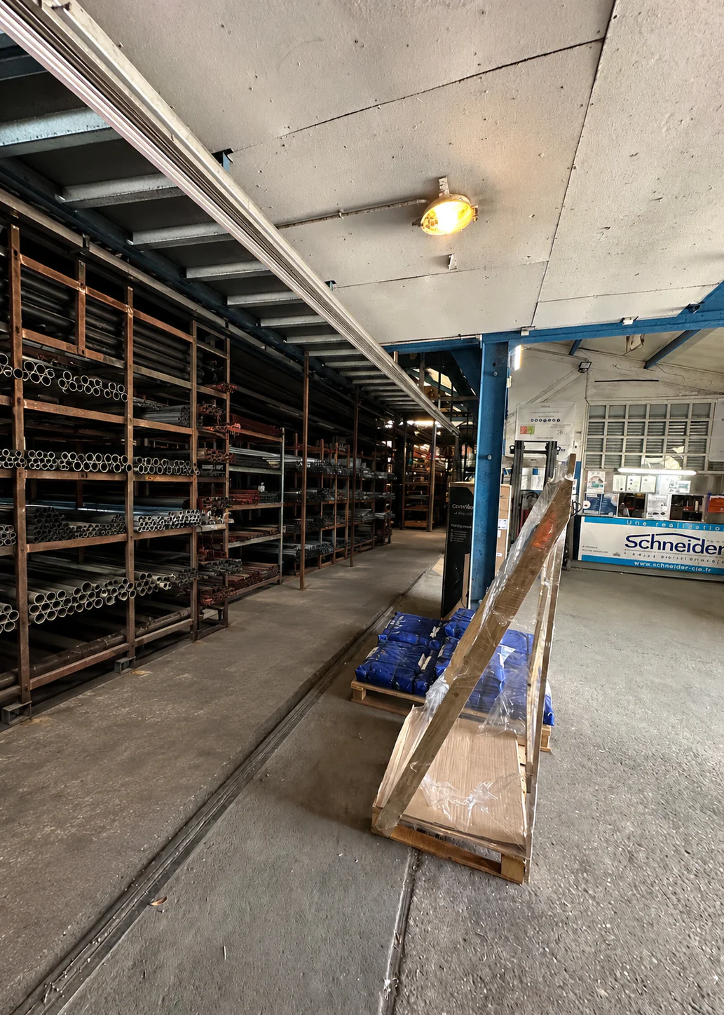 Zone intérieure d’une usine Schneider à Viry-Châtillon avant installation d’un grillage métallique de séparation.