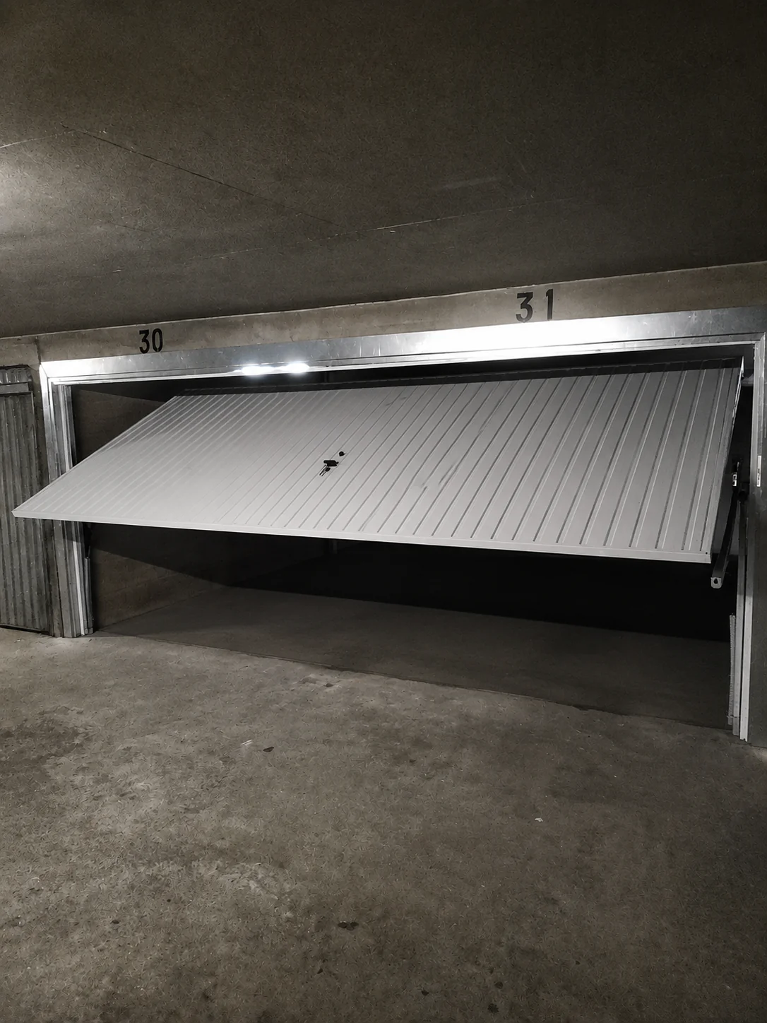 Porte de garage basculante bloquée ouverte avant remplacement des ressorts de traction à Neuilly-sur-Seine 92200