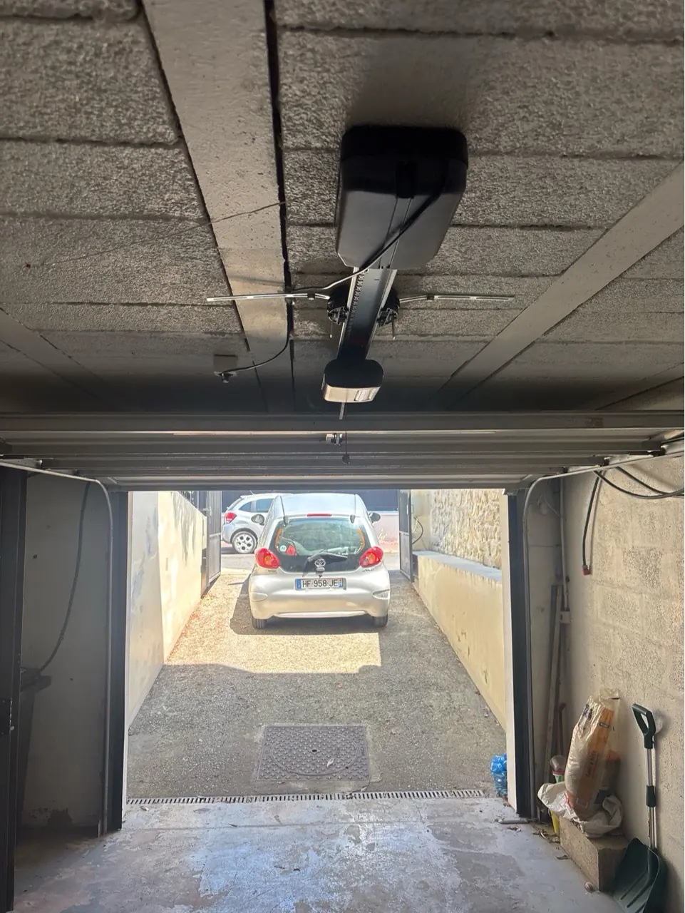 Porte de garage sectionnelle avec moteur plafond défectueux avant remplacement à Saint-Maur-des-Fossés (94210)