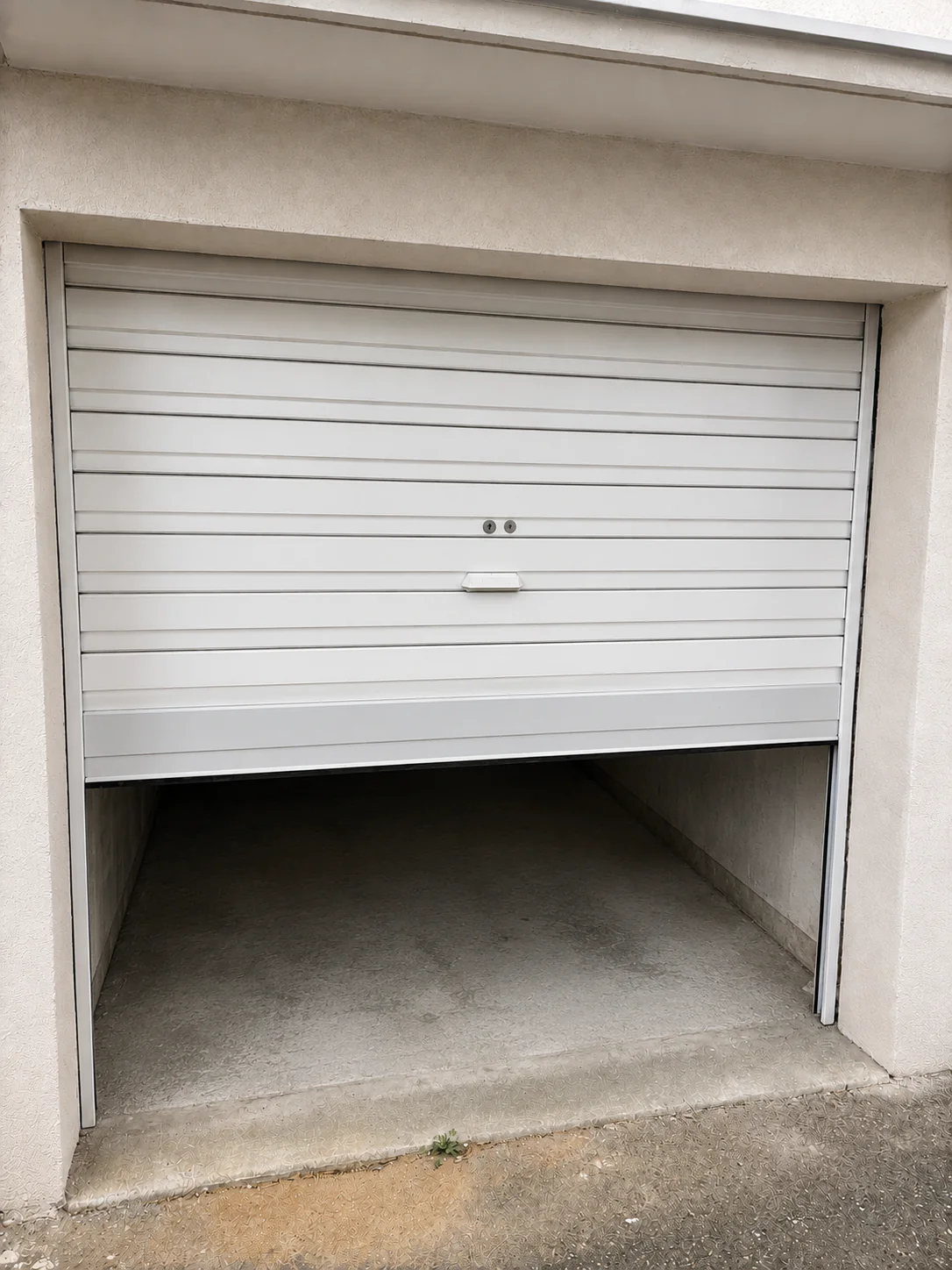 Porte de garage enroulable bloquée à moitié ouverte avant changement du moteur à Saint-Brice-sous-Forêt (95350).
