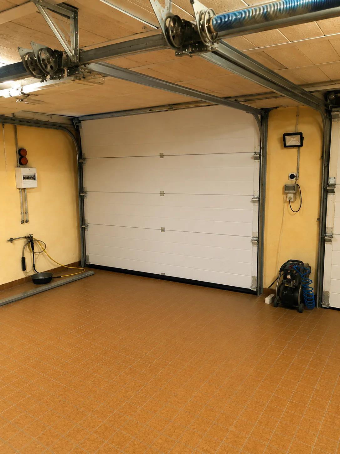 Porte de garage sectionnelle bloquée fermée suite à la casse d'un galet à Rueil-Malmaison (92500)