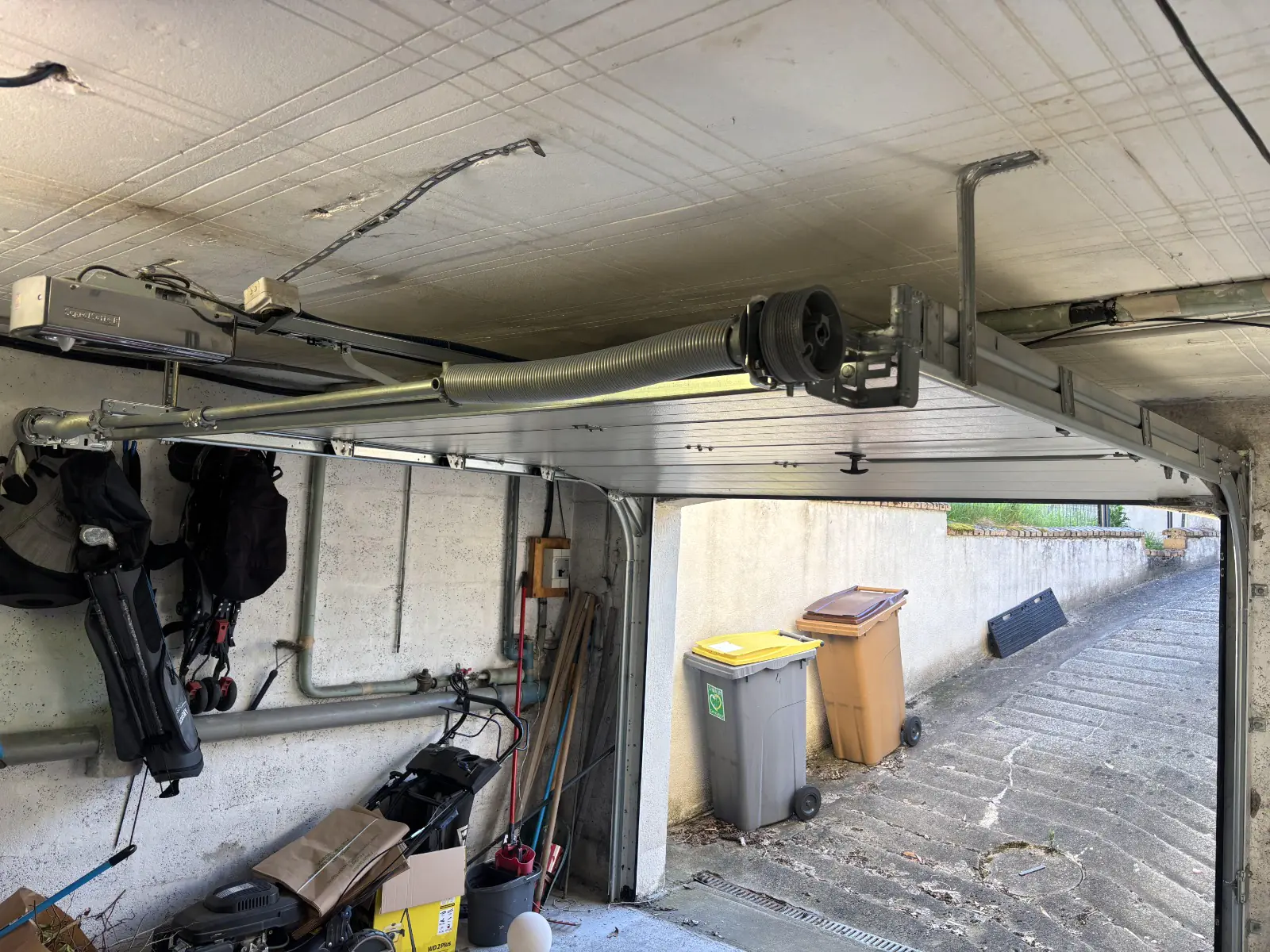 Chantier changement panneaux porte de garage sectionnelle