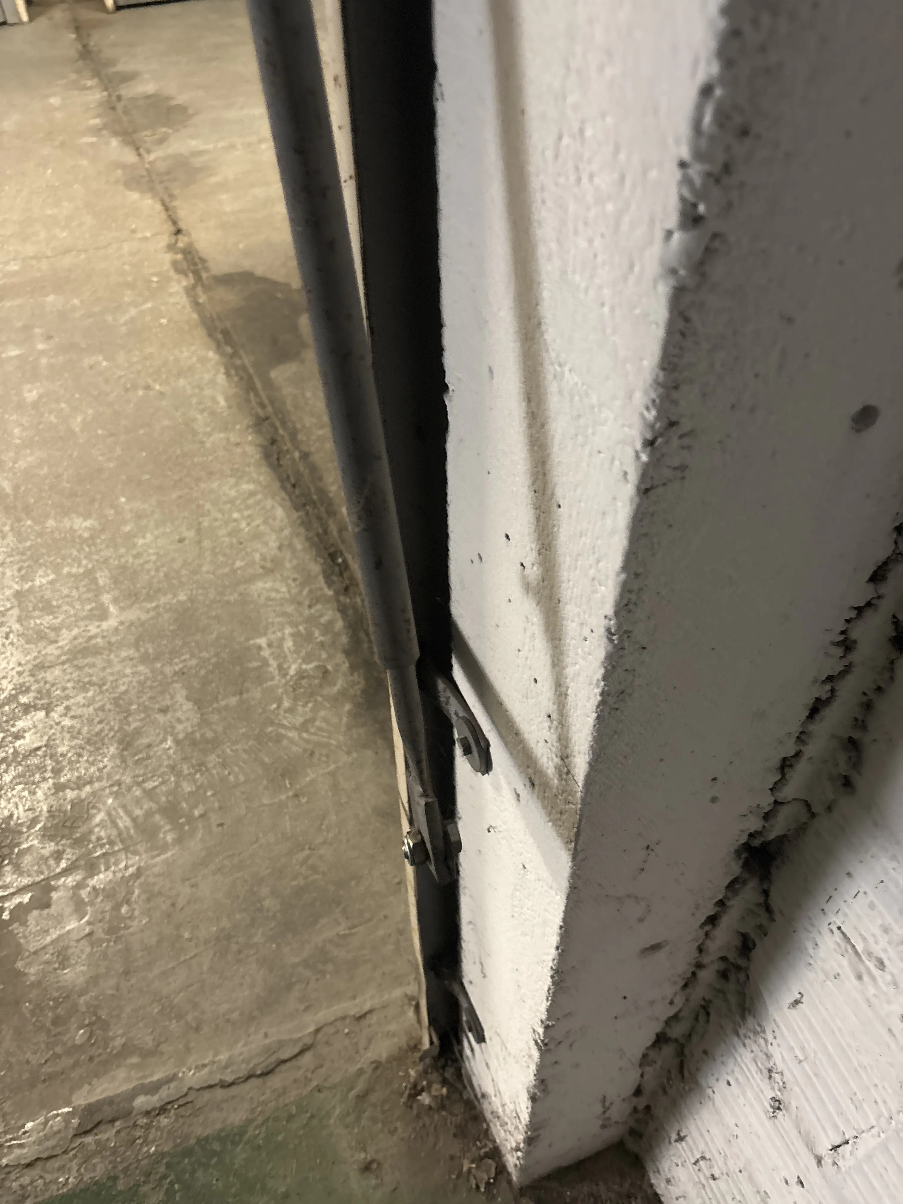 Porte de garage basculante résidentielle avec ressorts de traction cassés avant remplacement à Paris 15 (75015)